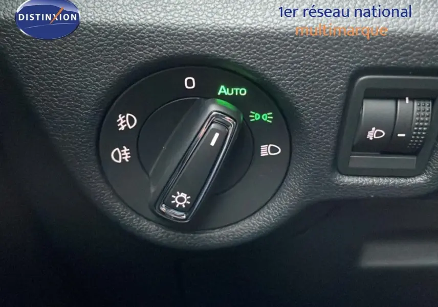 Gros plan sur la commande des phares du Skoda Kamiq 2025, avec réglage automatique en position activée.