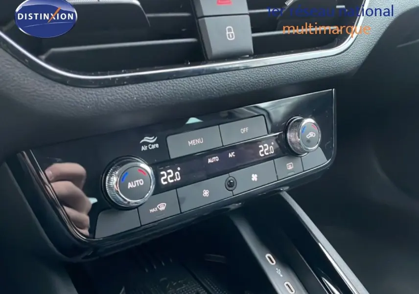 Gros plan sur la console centrale du Skoda Kamiq gris graphite, montrant les commandes de climatisation digitale à 22°C.