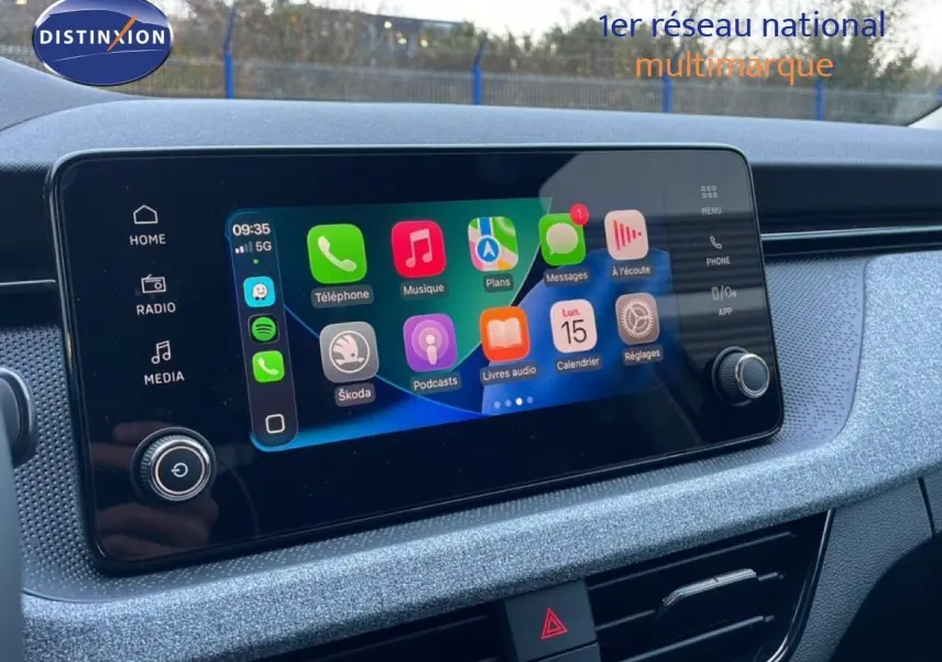Écran tactile central du Skoda Kamiq 2025 gris graphite, affichant les applications connectées en intérieur.