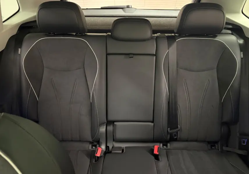 Vue intérieure des sièges arrière en cuir noir avec surpiqûres blanches du Volkswagen Tiguan 2.0 TDI 150 DSG7 Elegance 2025.