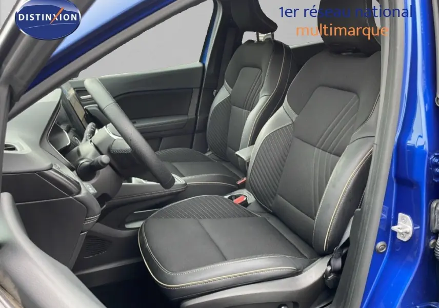 Vue intérieure côté gauche de la Renault Symbioz 2025 bleu iron metal, sièges tissu noir avec surpiqûres contrastées.