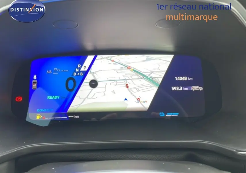 Vue rapprochée du tableau de bord numérique du Renault Symbioz bleu iron metal, affichant la navigation et l'état du véhicule.