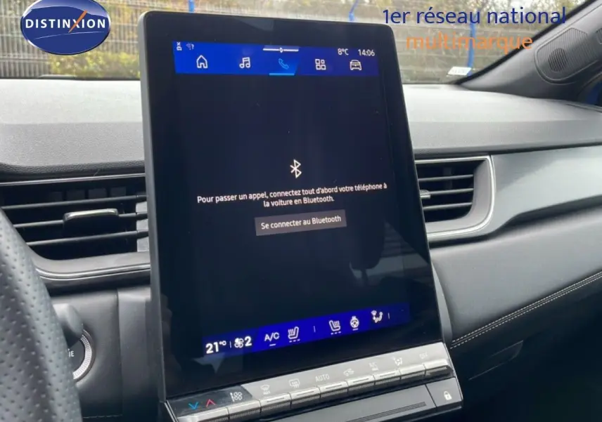 Vue intérieure centrée sur l'écran tactile vertical du tableau de bord du Renault Symbioz bleu iron metal, affichant la connexion Bluetooth.