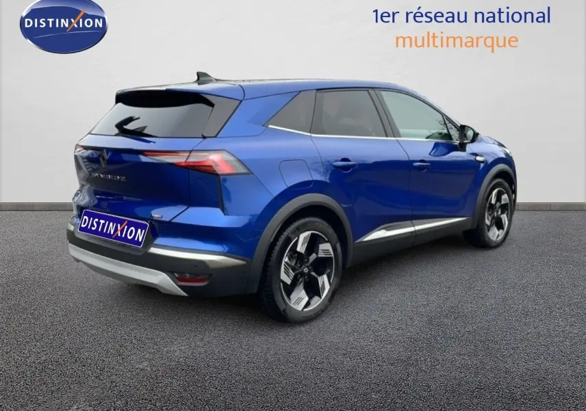 Vue 3/4 arrière droite d'un Renault Symbioz bleu Iron Metal avec jantes bicolores et toit noir.