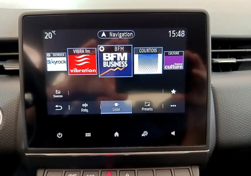Écran tactile central de la Renault Clio Business TCe 100 2020 affichant les stations radio, entouré du tableau de bord gris.