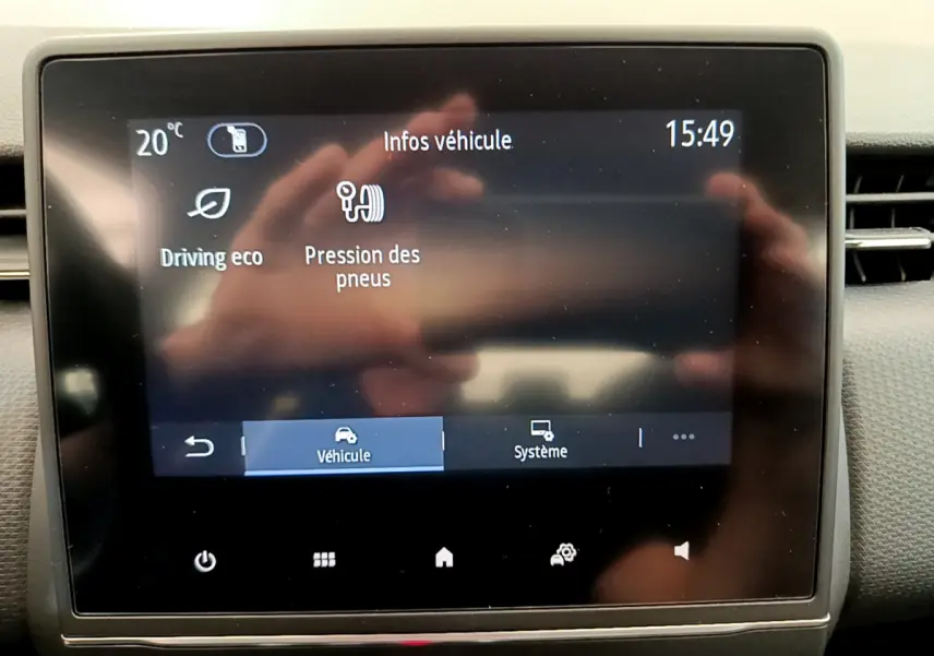 Écran tactile central de la Renault Clio Business TCe 100 2020 affichant les infos véhicule à 15h49.