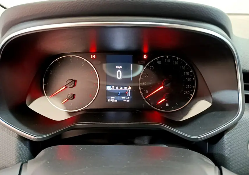 Vue rapprochée du tableau de bord de la Renault Clio Business TCe 100 2020 avec affichage numérique et compte-tours analogique.