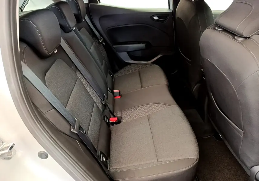 Vue intérieure arrière côté gauche de la Renault Clio Business TCe 100 2020, sièges tissu gris foncé avec ceinture de sécurité.