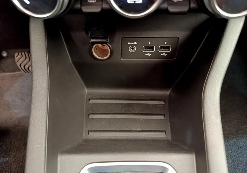 Vue rapprochée de la console centrale de la Renault Clio Business TCe 100 2020, montrant prises USB et prise auxiliaire.