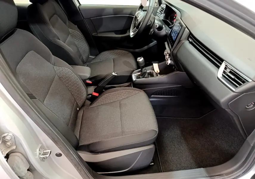 Vue intérieure côté droit de la Renault Clio Business TCe 100 2020 avec sièges gris foncé et tableau de bord moderne.