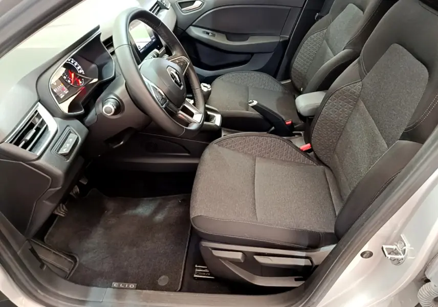 Intérieur avant droit de Renault Clio Business TCe 100 2020, sièges gris tissu et tableau de bord avec écran tactile.