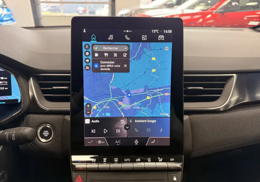 Vue rapprochée de l’écran central tactile du Renault Captur E-Tech 2026, affichant la navigation et commandes climatisation.