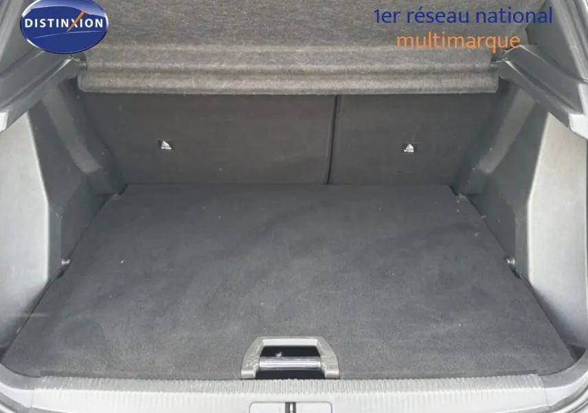 Coffre ouvert en vue arrière d'un Peugeot 2008 noir perle métal, montrant un espace de chargement propre et spacieux.