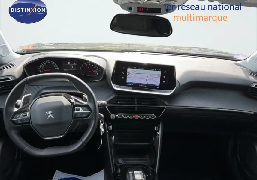 Vue intérieure avant du tableau de bord et volant du Peugeot 2008 noir perle métal avec écran tactile et commandes au volant.