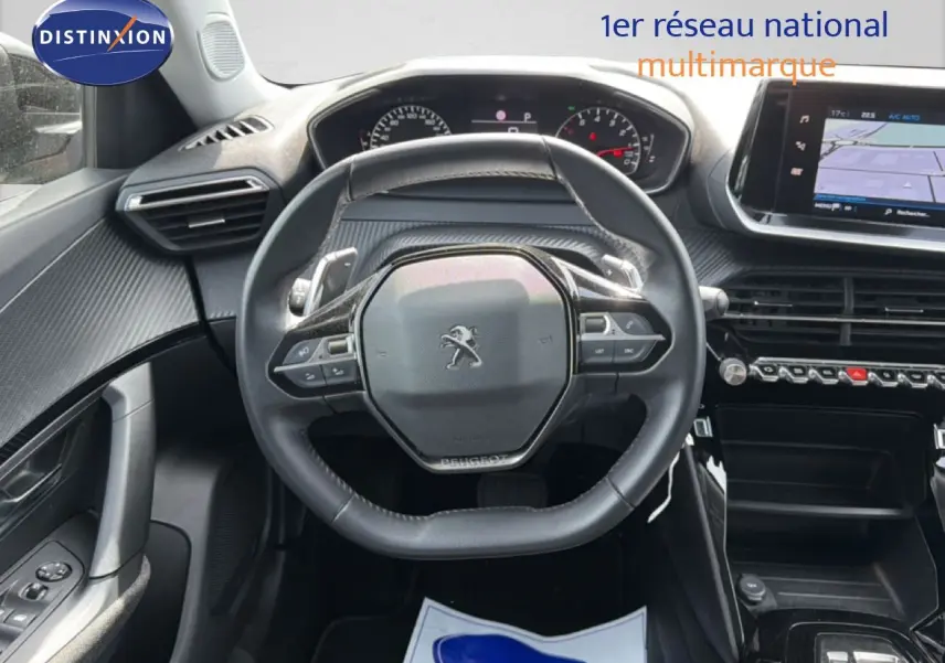 Vue intérieure centrée sur le volant noir du Peugeot 2008 2022 avec tableau de bord et écran tactile visible.
