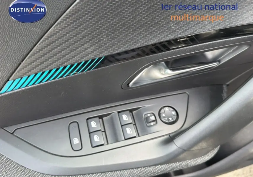 Gros plan sur la commande des vitres et rétroviseurs côté conducteur d'une Peugeot 2008 noir perle métal.