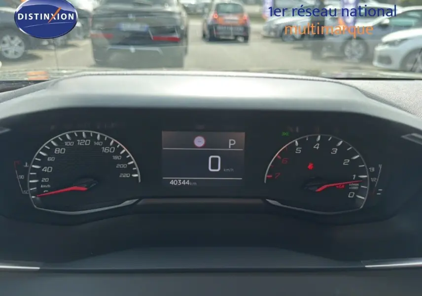 Vue rapprochée du tableau de bord numérique du Peugeot 2008 noir perle métal, affichant 40 344 km et vitesse à 0 km/h.