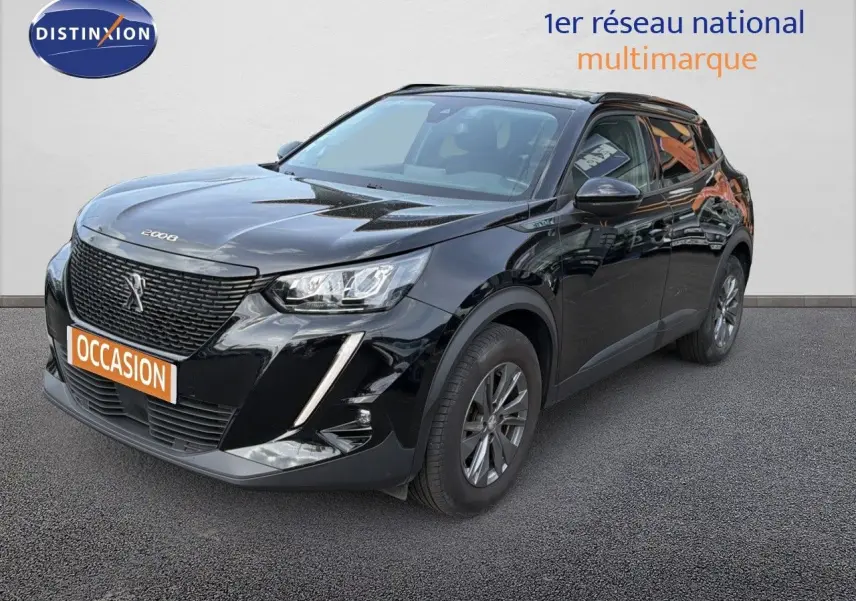 Peugeot 2008 noir perle métal en 3/4 avant droit, avec calandre noire et feux LED distinctifs.
