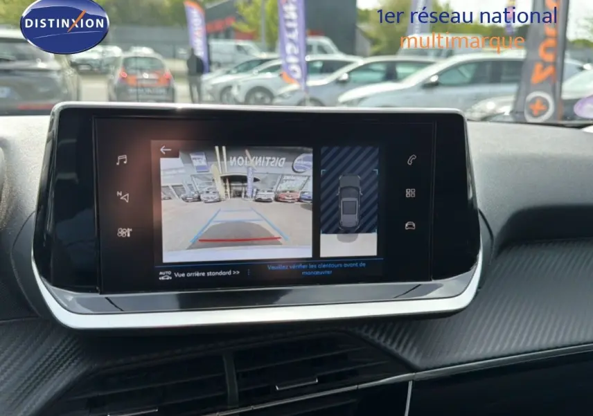Écran tactile central affichant la caméra de recul et l'aide au stationnement dans un Peugeot 2008 noir perle métal.