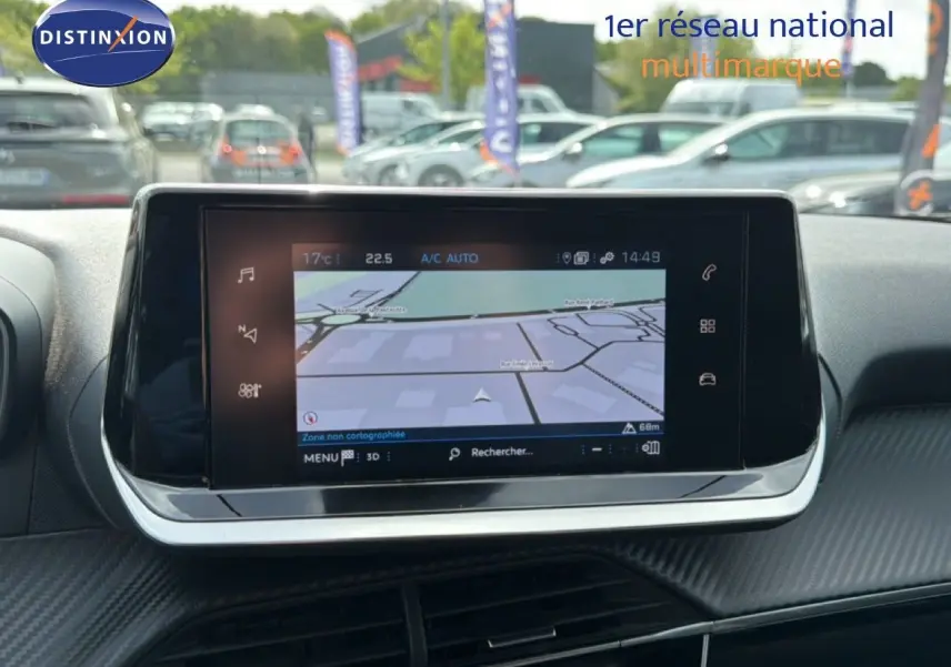 Écran tactile central affichant la navigation GPS dans l'habitacle d'une Peugeot 2008 noir perle métal.