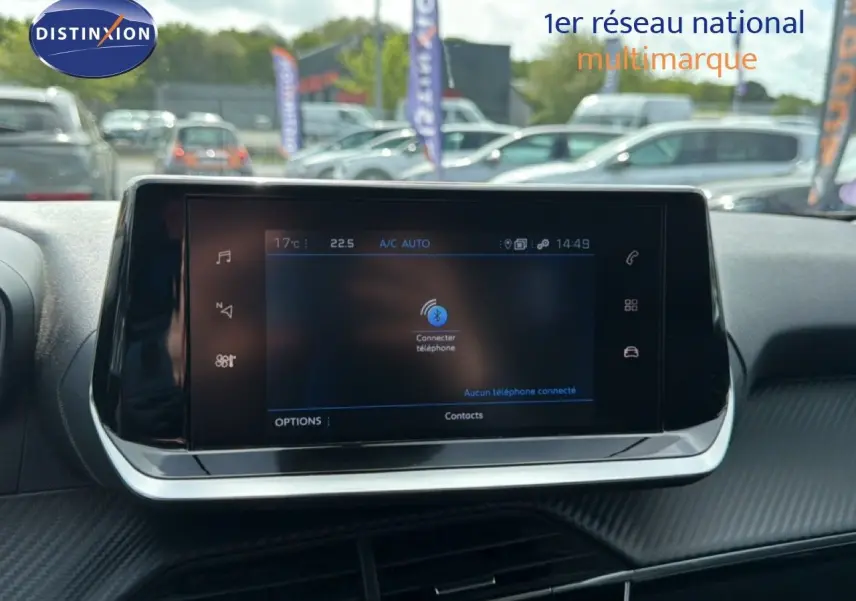 Écran tactile central du tableau de bord de la Peugeot 2008 noir perle métal, affichant la connexion Bluetooth.