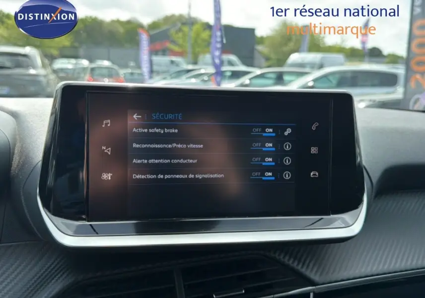 Écran tactile central du tableau de bord du Peugeot 2008 noir perle métal, affichant les options de sécurité activées.