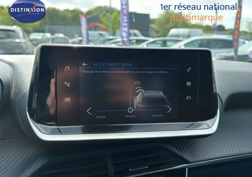 Écran tactile central du Peugeot 2008 noir perle métal de 2022 montrant le réglage de l'Active Safety Brake.
