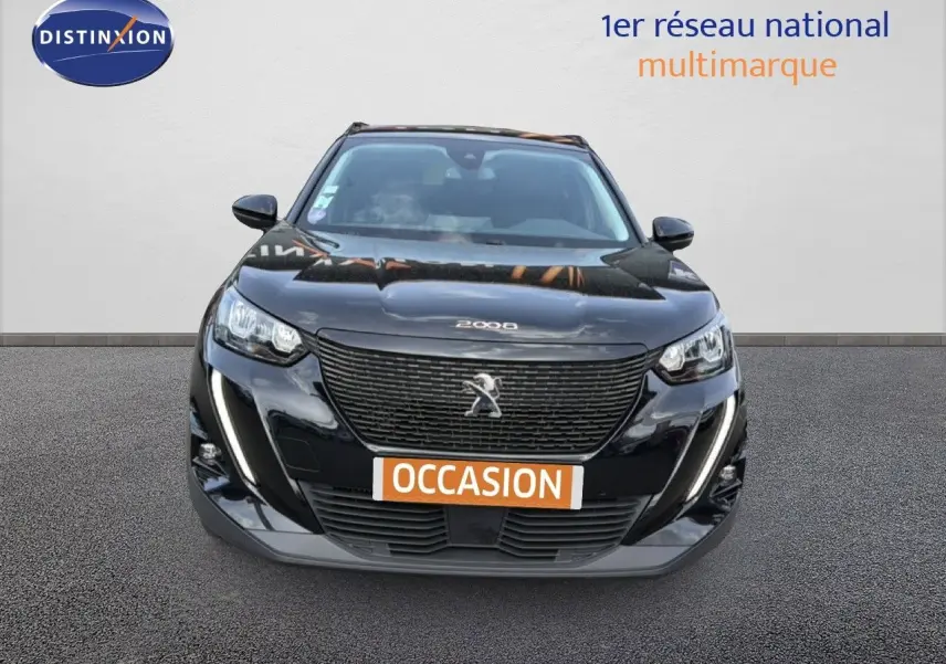 Vue de face d'un Peugeot 2008 noir perle métal avec calandre noire et feux LED, plaque "OCCASION" visible.