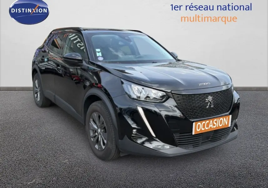 Peugeot 2008 noir perle métal en 3/4 avant droit, avec calandre distinctive et feux LED marqués.
