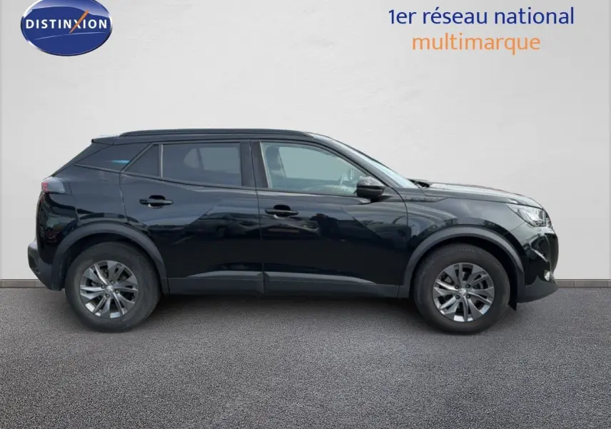 Profil droit d'un Peugeot 2008 noir perle métal de 2022, finition Style avec jantes alliage et lignes modernes.