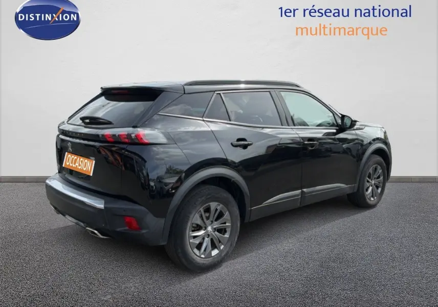 Peugeot 2008 noir perle métal vue 3/4 arrière droit, soulignant ses feux LED et jantes alliage 16 pouces.