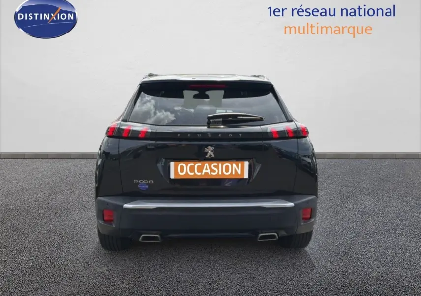 Vue arrière d'un Peugeot 2008 noir perle métal de 2022 avec feux LED et double sortie d'échappement carrée.
