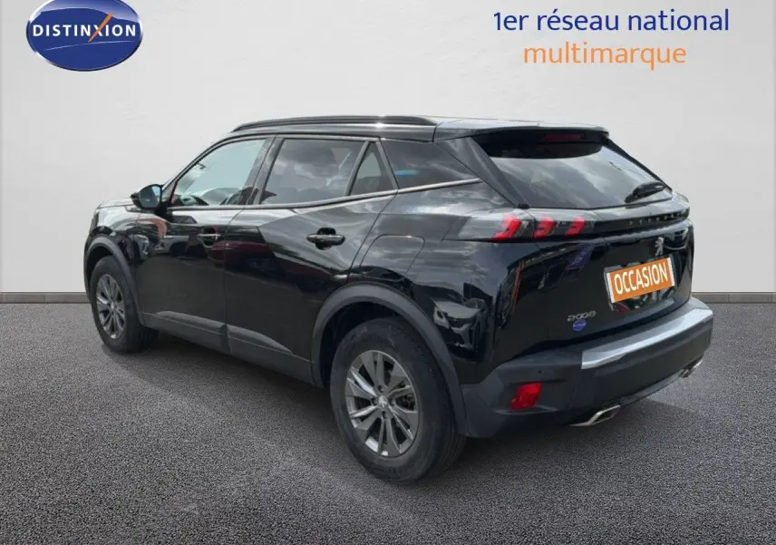 Peugeot 2008 noir perle métal vue 3/4 arrière droit, avec feux arrière à griffes et jantes alliage 16 pouces.
