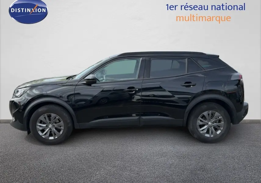 Peugeot 2008 noir perle métal en profil côté gauche, mettant en valeur ses lignes modernes et ses jantes alliage.