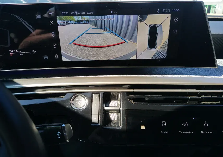 Vue intérieure du tableau de bord du Peugeot 3008 Hybrid 136 Allure 2024, écran affichant caméra de recul et vue à 360°, bouton start/stop visible.