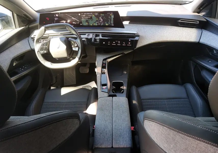 Vue intérieure avant du Peugeot 3008 Nouveau Hybrid 136 Allure 2024, tableau de bord numérique et sellerie gris titane.
