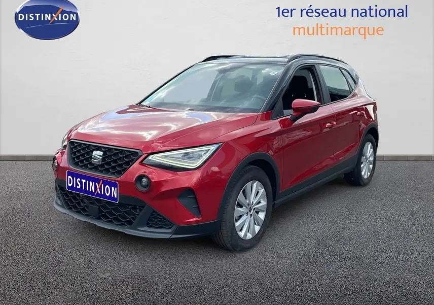 SEAT Arona rouge désir métal avec toit noir, vue 3/4 avant droit, détails noirs contrastants et jantes argentées.