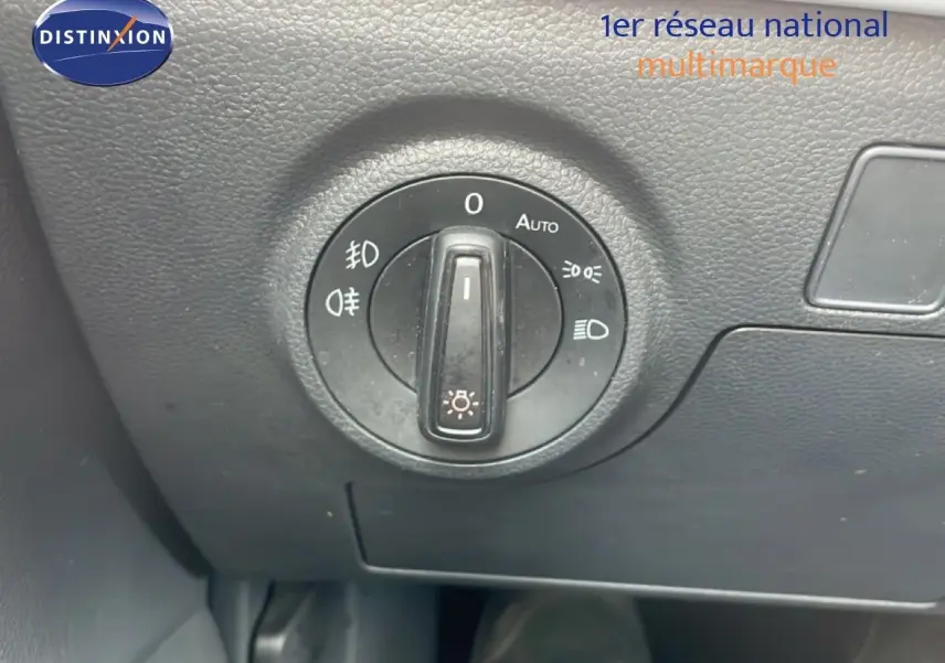 Gros plan sur la molette de commande des phares dans l'habitacle du SEAT Arona 2025, finition Style Special Edition.