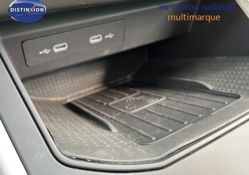 Détail de la console centrale avec deux ports USB-C et un espace de rangement dans la SEAT Arona 2025.