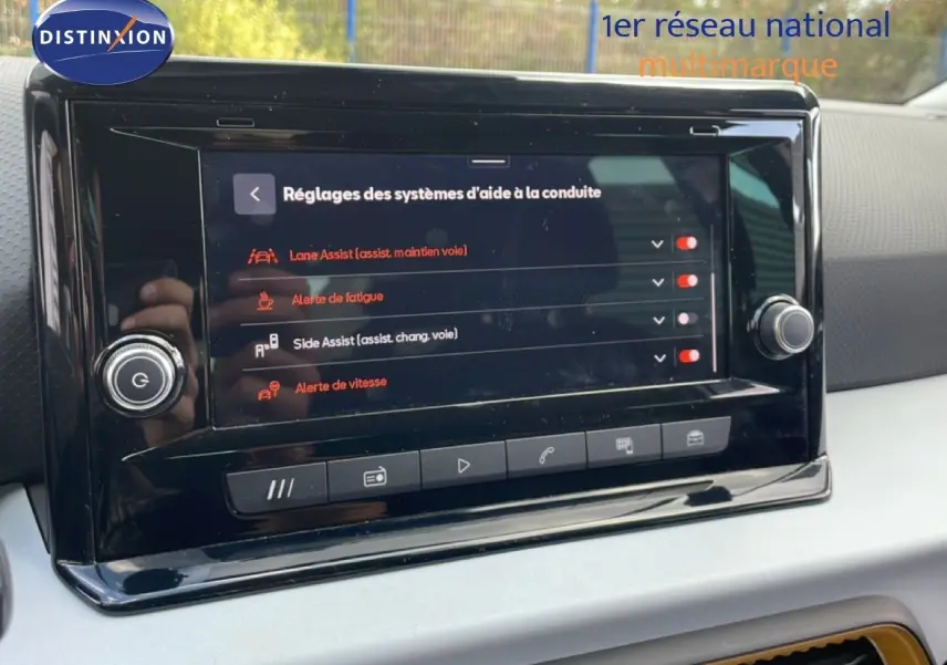 Écran tactile du système d'aide à la conduite dans l'habitacle d'une SEAT Arona, affichant les réglages d'assistance.