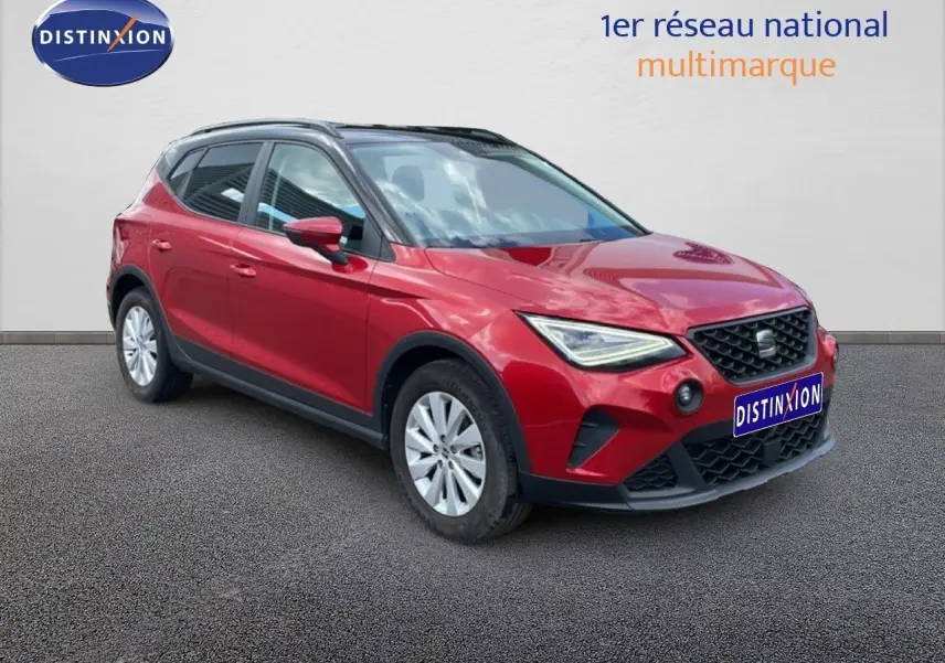 SEAT Arona rouge désir métal avec toit noir, vue 3/4 avant droit mettant en valeur son design dynamique.