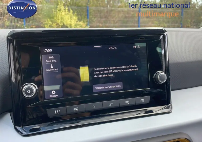Tablette tactile du système multimédia de la SEAT Arona 2025, vue frontale du tableau de bord noir.