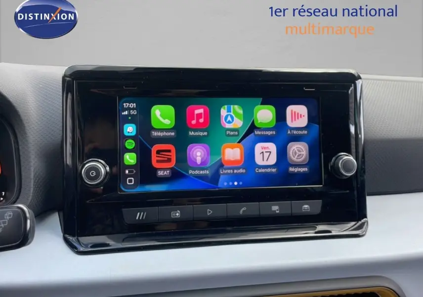 Écran tactile central du tableau de bord du SEAT Arona 2025, affichant les applications connectées.