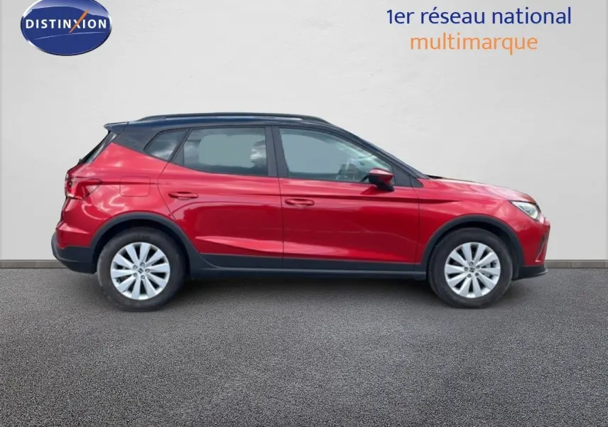 SEAT Arona rouge désir métal avec toit noir, vue de profil côté gauche sur fond neutre.