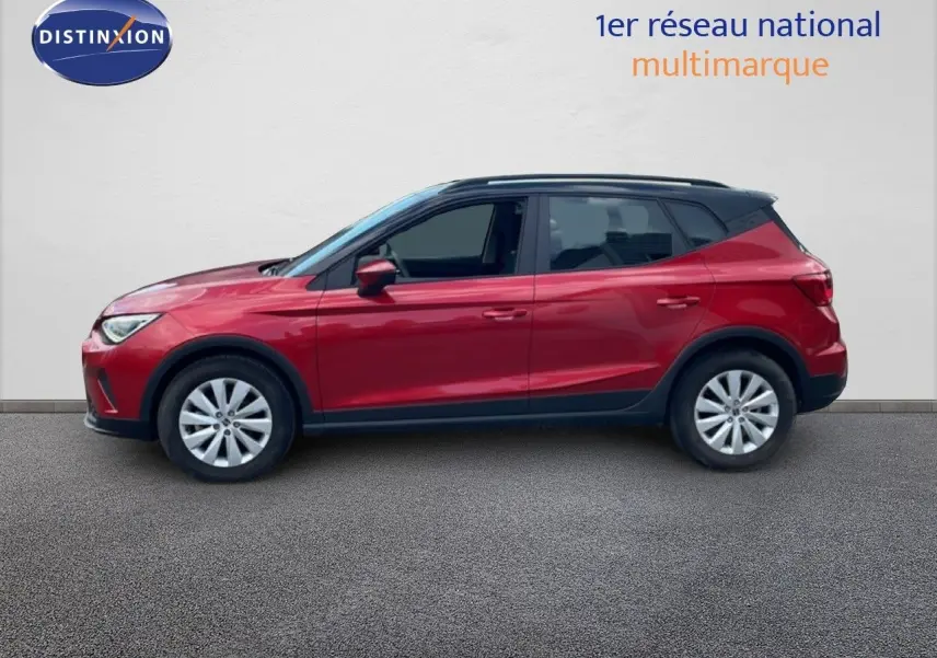 Vue de profil côté gauche d'une SEAT Arona rouge désir métal avec toit noir, version Style Special Edition 2025.