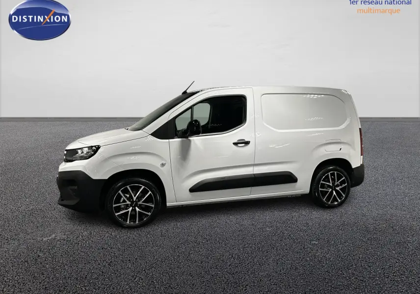 Peugeot Partner blanc banquise vu de profil côté gauche avec jantes alu 17 pouces et porte latérale coulissante.