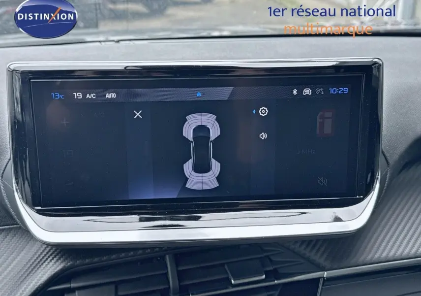 Écran tactile central du Peugeot 2008 Hybrid 136ch Allure 2025 affichant l'aide au stationnement avec interface moderne.