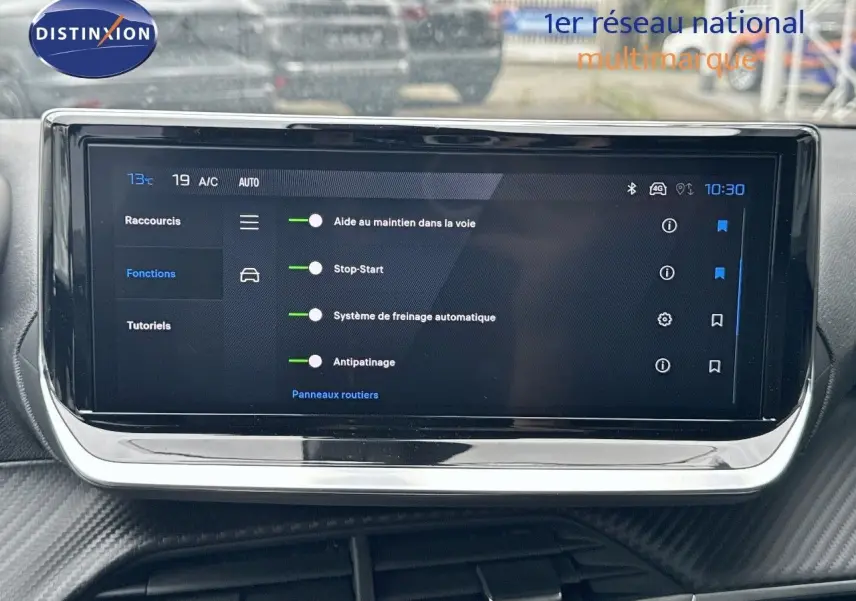 Écran tactile central du Peugeot 2008 Hybrid 136ch Allure 2025 affichant les aides à la conduite activées.