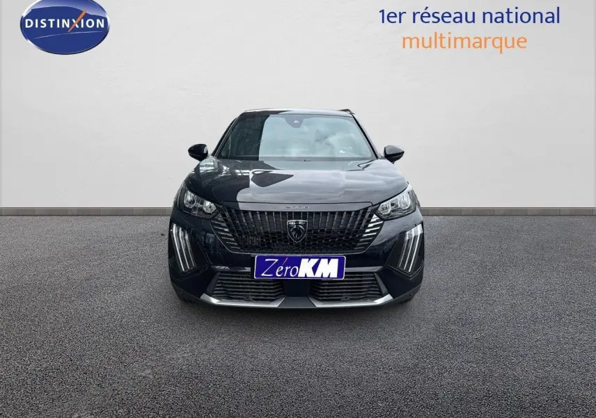 Vue frontale du Peugeot 2008 HYBRID 136CH Allure noir métal avec calandre distinctive et feux LED en forme de griffes.