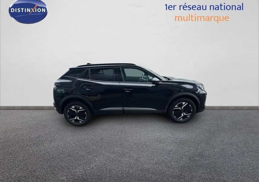 Profil côté gauche du Peugeot 2008 HYBRID 136CH Allure noir métal 2025, avec jantes bi-ton et lignes épurées.